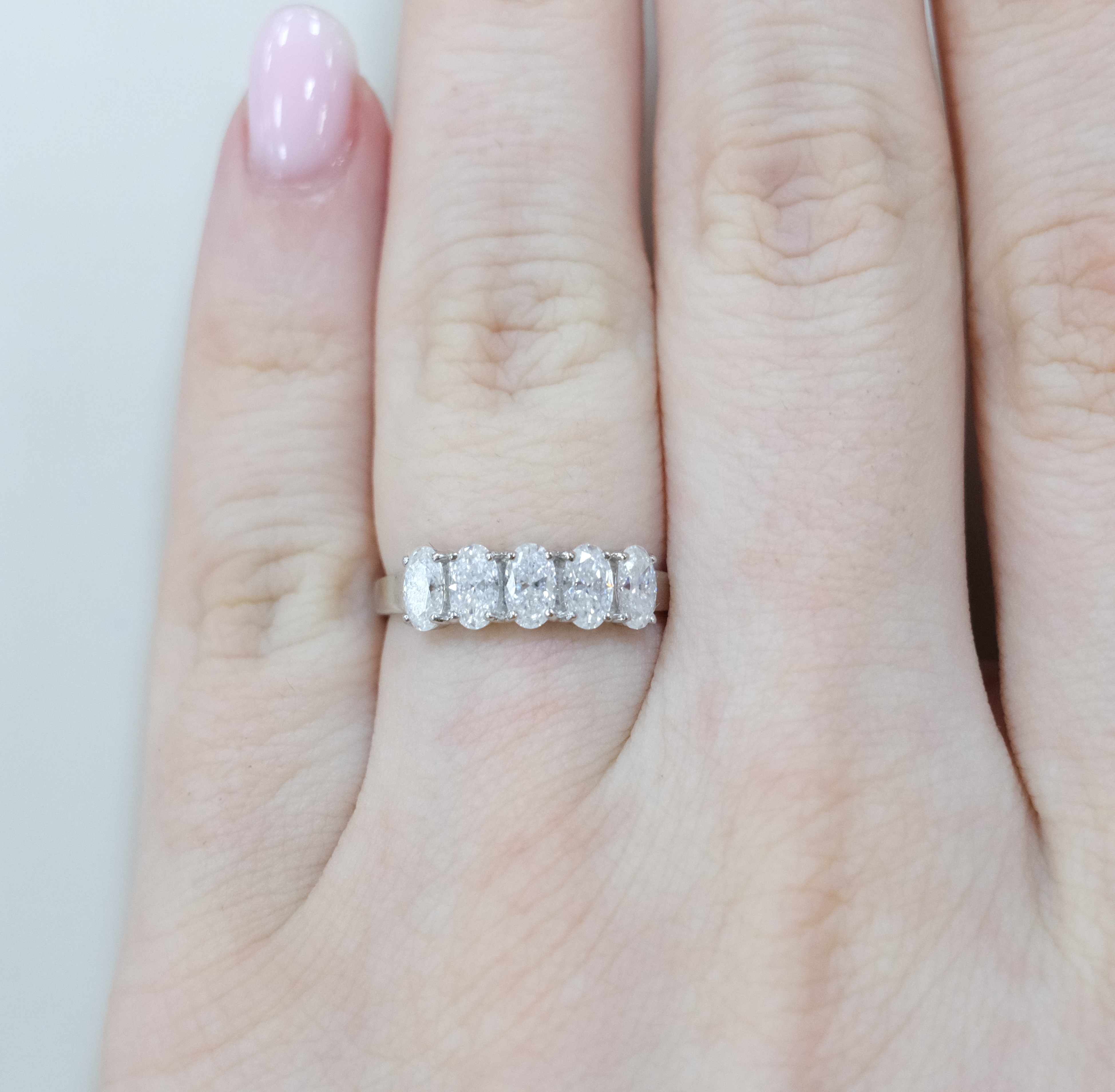 Серебряное кольцо с муассанитами